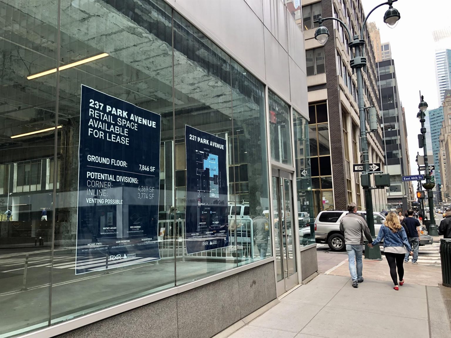 Varias personas caminan frente a unas oficinas vacías en el centro de la ciudad de Nueva York (EE.UU.). Imagen de archivo.EFE/ Mario Villar