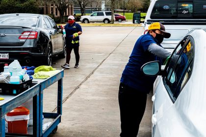 Unos trabajadores hispanos de lavado de autos que no quisieron ser identificados realizan sus labores en el local ubicado en Rosenberg, al oeste de la ciudad de Houston en Texas. Imagen de archivo. EFE/Alicia L. Pérez