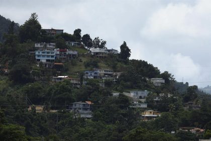 Fotografía hoy, de un río crecido debido al paso del huracán Fiona durante su paso por el pueblo de Naranjito (Puerto Rico). EFE/ Thais Llorca