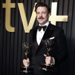 El actor estadounidense Jason Sudeikis posa con los Premios Emmy a 'Serie de Comedia de Actor Principal' y 'Serie de Comedia Destacada' , este 12 de septiembre de 2022. EFE/EPA/Caroline Brehman