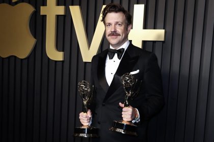 El actor estadounidense Jason Sudeikis posa con los Premios Emmy a 'Serie de Comedia de Actor Principal' y 'Serie de Comedia Destacada' , este 12 de septiembre de 2022. EFE/EPA/Caroline Brehman