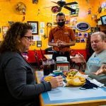 Imagen de archivo que muestra a un mesero atendiendo a unos comensales en un restaurante de comida mexicana ubicado en Sugar Land, al oeste de la ciudad de Houston en Texas. EFE/Alicia L. Pérez