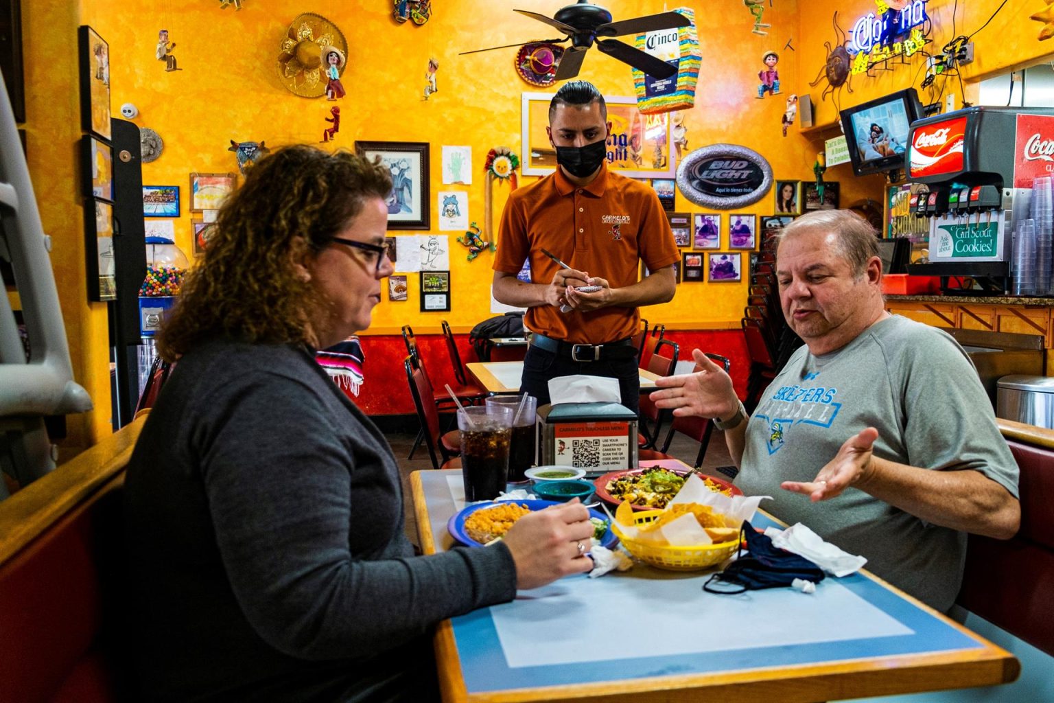 Imagen de archivo que muestra a un mesero atendiendo a unos comensales en un restaurante de comida mexicana ubicado en Sugar Land, al oeste de la ciudad de Houston en Texas. EFE/Alicia L. Pérez