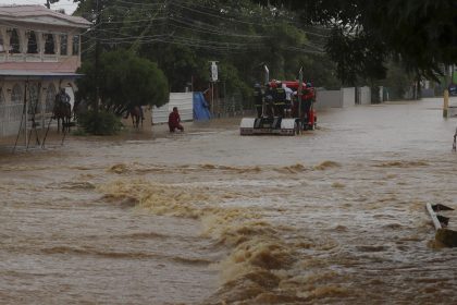 Integrantes de Rescate Policial ayudan a personas a cruzar en un camión una calle inundada de agua por el paso del huracán Fiona en Toa Baja (Puerto Rico). EFE/Thais LLorca