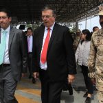 El titular de la Secretaría de Relaciones Exteriores (SRE) de México, Marcelo Ebrard (c) a su llegada hoy al cruce internacional San Jerónimo-Santa Teresa, en ciudad Juárez en Chihuahua (México).  EFE/Luis Torres