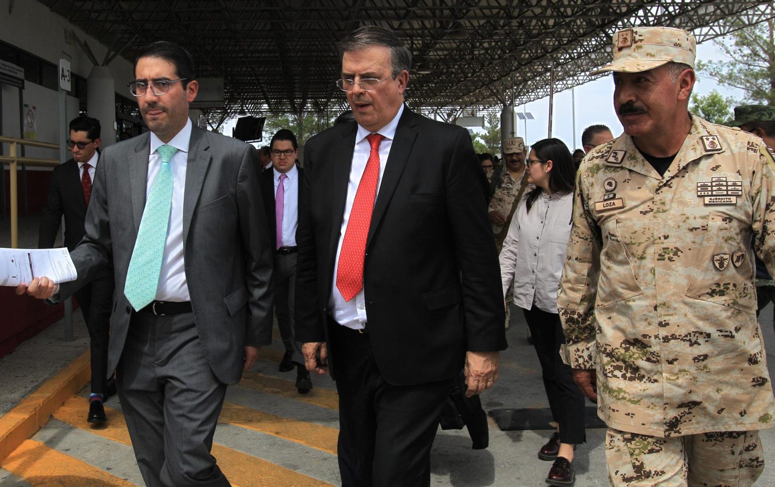 El titular de la Secretaría de Relaciones Exteriores (SRE) de México, Marcelo Ebrard (c) a su llegada hoy al cruce internacional San Jerónimo-Santa Teresa, en ciudad Juárez en Chihuahua (México).  EFE/Luis Torres