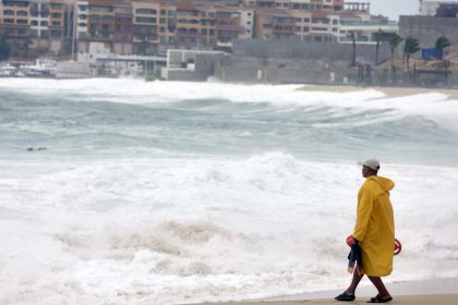 Un guardavidas supervisa el alto oleaje en playas del balneario de Los Cabos, hoy en el estado de Baja California (México). EFE/Jorge Reyes