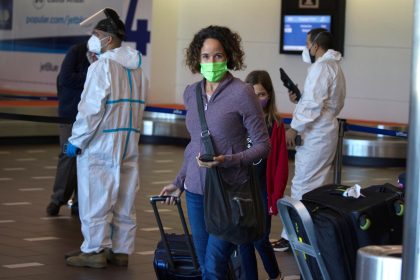 Personal del Departamento de Salud controla la llegada de pasajeros al Aeropuerto Internacional Luis Muñoz Marín en Carolina, Puerto Rico. Imagen de archivo. EFE/Thais Llorca