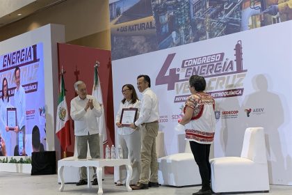 Fotografía cedida por Energy Alliance donde se observa al director General de la CFE, Manuel Bartlett (i); a la titular de la Secretaría de Energía (Sener), Rocío Nahle (c), y al gobernador de Veracruz, Cuitláhuac García (d), en el marco de la Expo Energía Veracruz 2022, celebrada en el estado de Veracruz (México). EFE/ Liliana Ferral/energy Alliance SÓLO USO EDITORIAL/SÓLO DISPONIBLE PARA ILUSTRAR LA NOTICIA QUE ACOMPAÑA (CRÉDITO OBLIGATORIO)