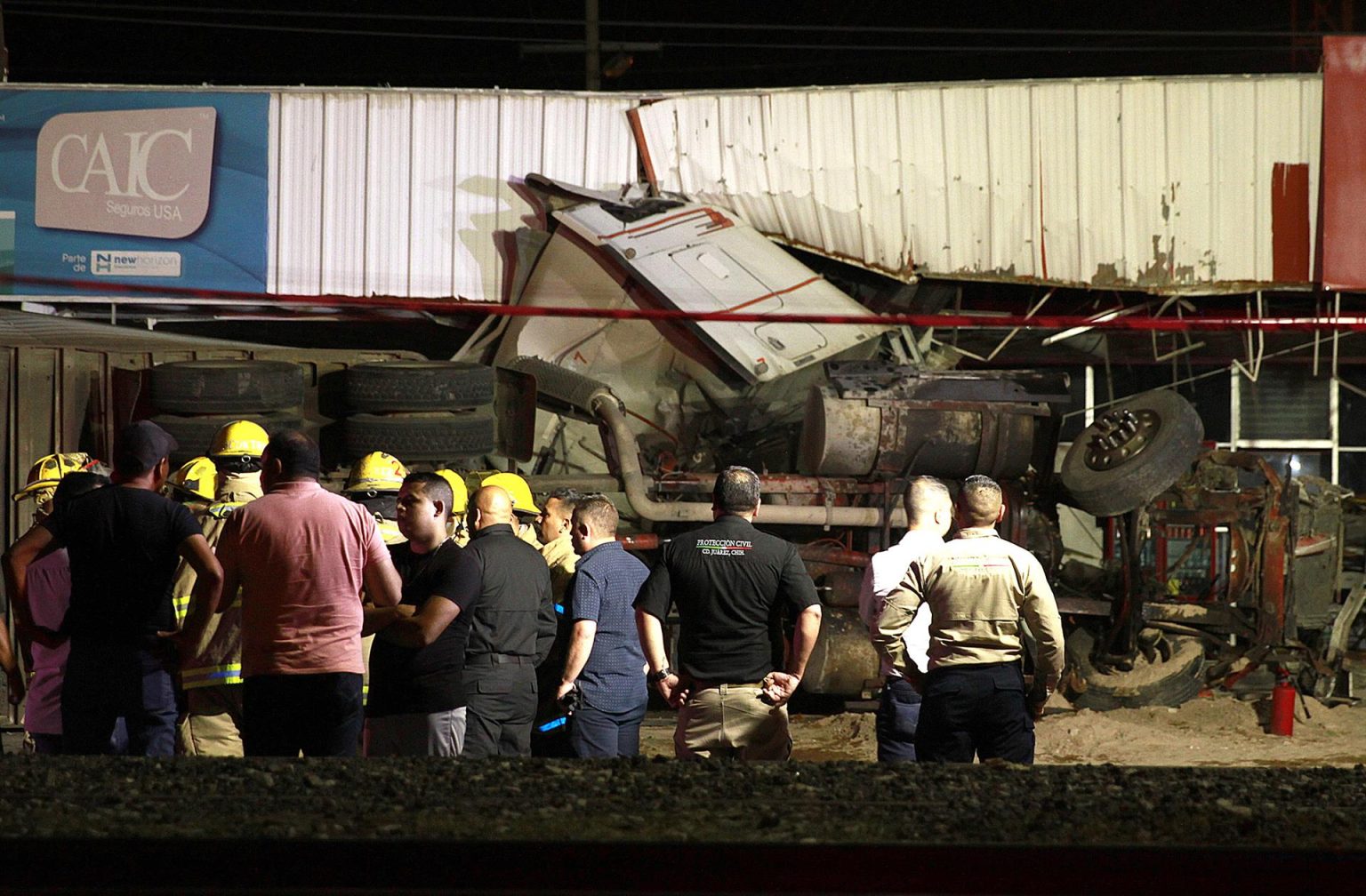 Personal de protección civil, resguardan la zona de un accidente vehicular, el 8 de septiembre de 2022, en Ciudad Juárez, Chihuahua (México). EFE/Luis Torres