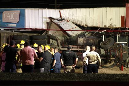 Personal de protección civil, resguardan la zona de un accidente vehicular, el 8 de septiembre de 2022, en Ciudad Juárez, Chihuahua (México). EFE/Luis Torres