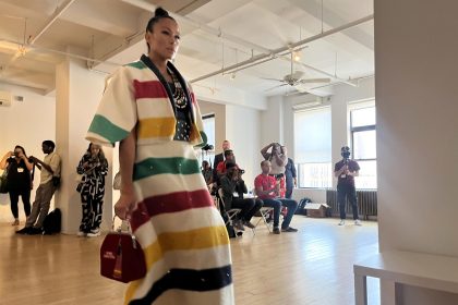 Una modelo desfila con una creación de la indígena Stephanie Crowchild/Eagletail, procedente de la tribu Tsuu T'ina en Alberta (Canadá), durante la pasarela independiente de Rise NY hoy, en Nueva York (EEUU). EFE/ Nora Quintanilla