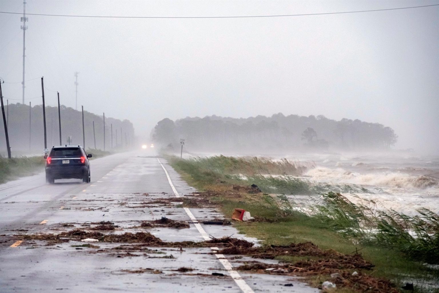 Fotografía de archivo que muestra un coche conduciendo por una carretera en Alabama, EEUU. EFE/EPA/DAN ANDERSON