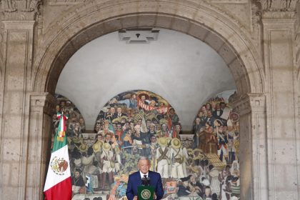 El presidente de México, Andrés Manuel López Obrador, habla durante su cuarto informe anual de Gobierno hoy, en el Palacio Nacional, en Ciudad de México (México). EFE/ Mario Guzmán