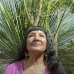 Fotografía de archivo cedida por Keith Dannemiller donde aparece la escritora mexico-estadounidense Sandra Cisneros mientras posa en San Miguel de Allende, en Guanajuato (México). EFE/ Keith Dannemiller