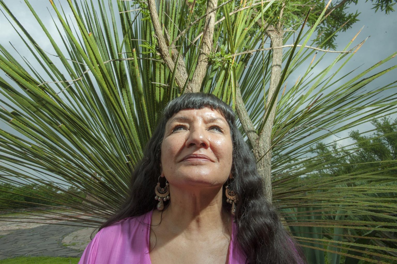 Fotografía de archivo cedida por Keith Dannemiller donde aparece la escritora mexico-estadounidense Sandra Cisneros mientras posa en San Miguel de Allende, en Guanajuato (México). EFE/ Keith Dannemiller