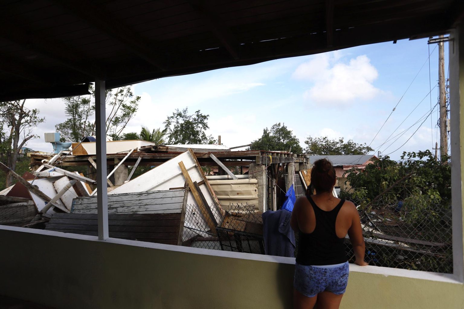 Una mujer observa este miércoles una casa destruida por el paso del huracán Fiona en el vecindario de Punta Diamante en Ponce, Puerto Rico. EFE/Thais Llorca
