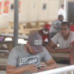 Un hombre es visto usando su celular en un campamento de migrantes procedentes de diversos países en Darién (Panamá). Imagen de archivo. EFE/ Carlos Lemos