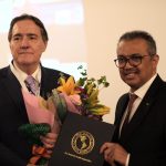 El epidemiólogo brasileño Jarbas Barbosa (i) posa junto al director de la Organización Mundial de la Salud (OMS), Tedros Adhanom Ghebreyesus (d), después de ser elegido este miércoles nuevo director de la Organización Panamericana de la Salud (OPS), durante la trigésima Conferencia Sanitaria Panamericana en Washington (EE.UU.). EFE/ Jorge Dastis