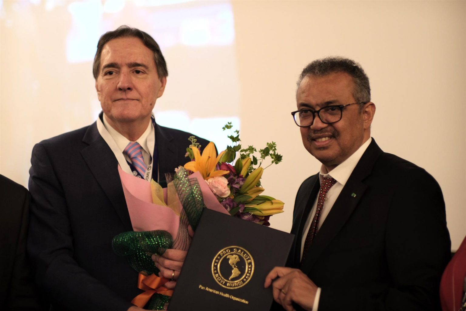 El epidemiólogo brasileño Jarbas Barbosa (i) posa junto al director de la Organización Mundial de la Salud (OMS), Tedros Adhanom Ghebreyesus (d), después de ser elegido este miércoles nuevo director de la Organización Panamericana de la Salud (OPS), durante la trigésima Conferencia Sanitaria Panamericana en Washington (EE.UU.). EFE/ Jorge Dastis