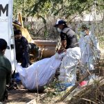 Fotografía de archivo de peritos que retiran cuerpos en el estado de Sinaloa (México). EFE/Juan Carlos Cruz