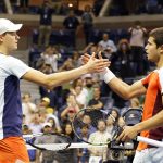 Carlos Alcaraz de España (d) le da la mano a Jannik Sinner de Italia (i) después de derrotarlo durante un partido de cuartos de final de cinco horas en el US Open Tennis Championships en el USTA National Tennis Center en Flushing Meadows, Nueva York, Estados Unidos. EFE/EPA/JASON SZENES