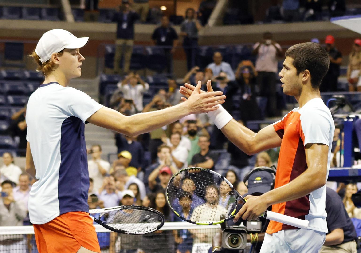 Carlos Alcaraz de España (d) le da la mano a Jannik Sinner de Italia (i) después de derrotarlo durante un partido de cuartos de final de cinco horas en el US Open Tennis Championships en el USTA National Tennis Center en Flushing Meadows, Nueva York, Estados Unidos. EFE/EPA/JASON SZENES