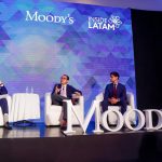 El analista principal para México de la agencia Moody’s, Renzo Merino (d), acompañado del director de Inteligencia de Datos de la Fundación Rafael Dondé, Víctor Gómez (c), y del director gerente asociado para América, Mauro Leos (i), participa en el "Inside Latam: México 2022" de la calificadora internacional, hoy, en la Ciudad de México (México). EFE/ Isaac Esquivel