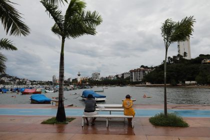 Fotografía de archivo que muestra a dos personas en una banca durante una mañana fría y con ventiscas el balneario de Acapulco, estado de Guerrero (México). EFE/ David Guzmán