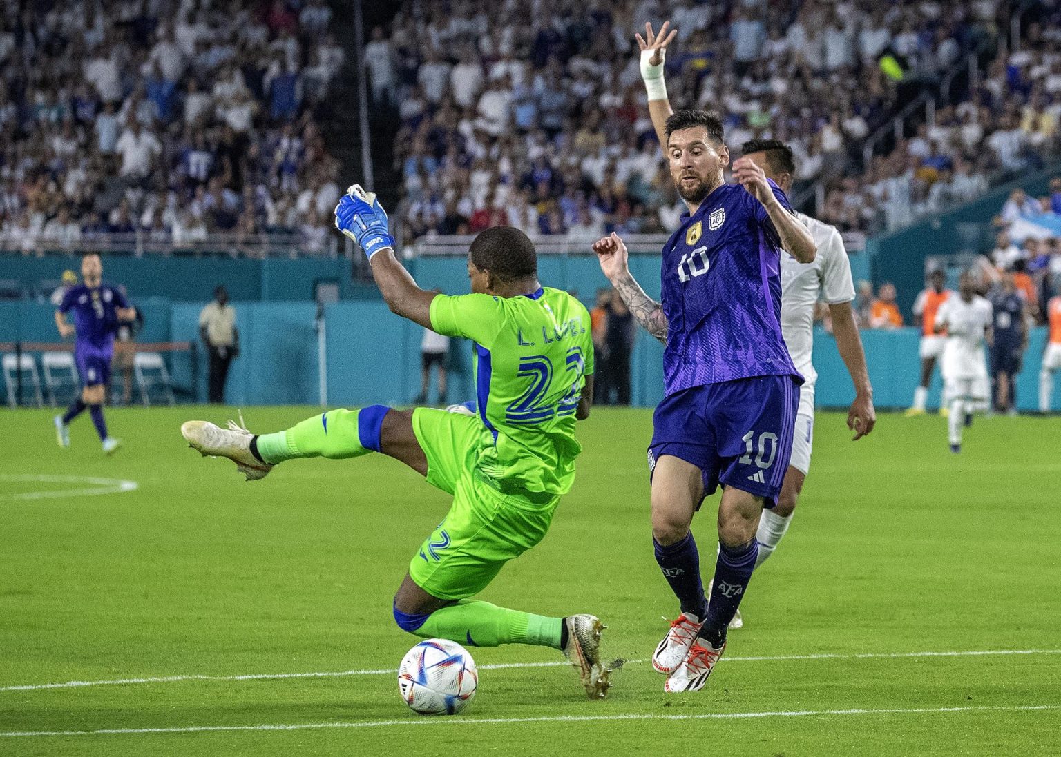 Lionel Messi  de Argentina en acción durante el partido amistoso entre Argentina y Honduras en el Hard Rock Stadium de Miami, Florida, este 23 de septiembre de 2022. EFE/EPA/Cristóbal Herrera-Ulashkevich