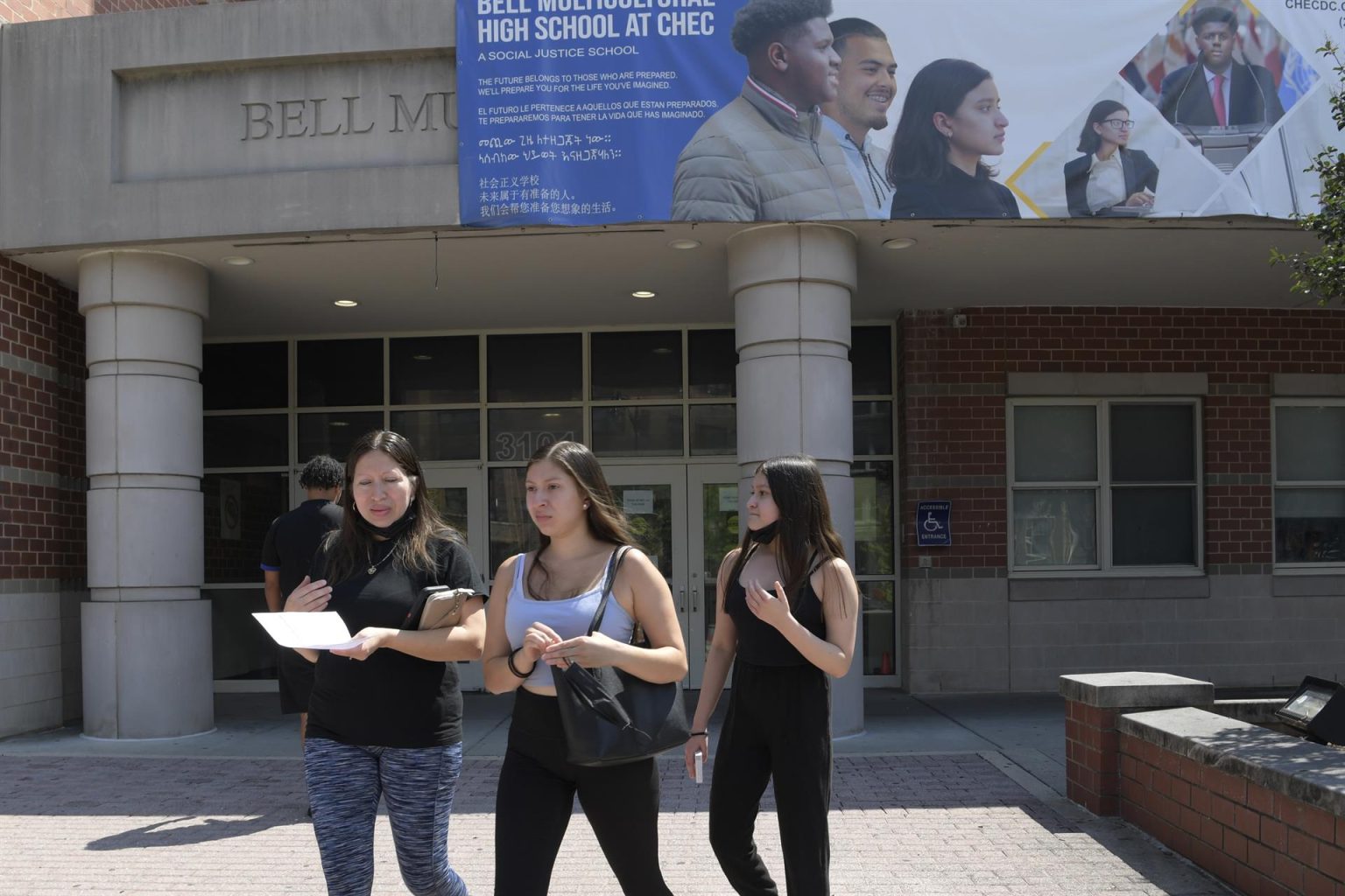 Fotografía de archivo que muestra una mujer y sus hijas saliendo de la Escuela Multicultural Secundaria Bell en Washington (Estados Unidos). EFE/ Lenin Nolly