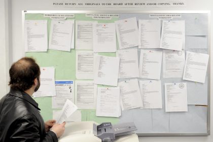 Fotografía de archivo de un hombre que busca trabajo en un tablón de anuncios del centro de desempleo Workforce1 Career Center en Brooklyn, Nueva York, EEUU. EFE/Justin Lane