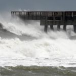 El muelle del paseo marítimo de Juno Beach, Florida (Estados Unidos), es golpeado por las fuertes olas de la tormenta Fiona. Imagen de archivo. EFE/ Jim Rassol