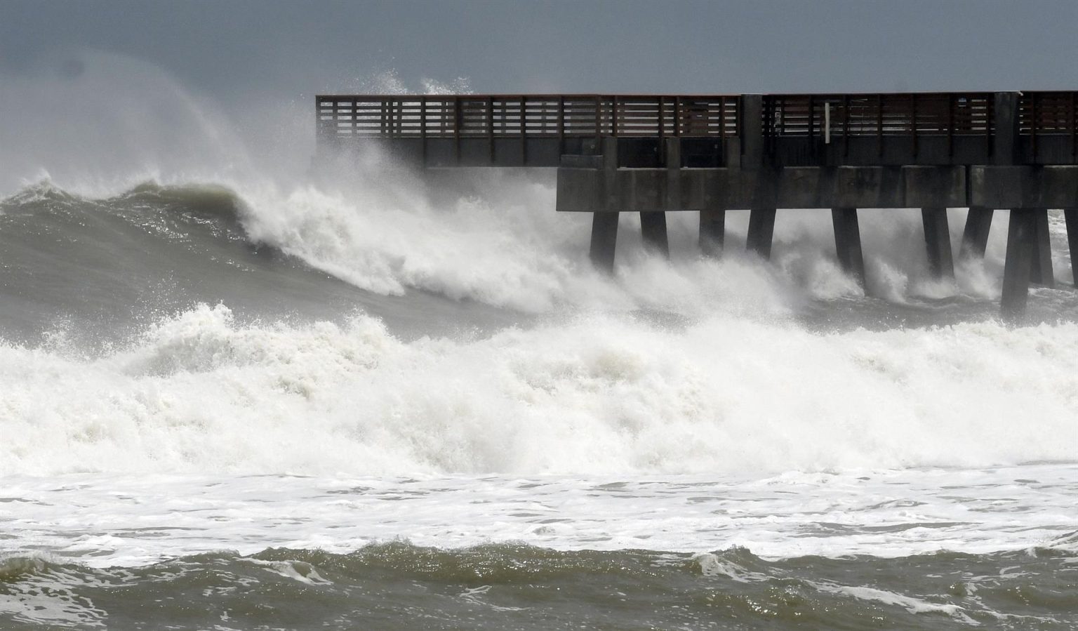 El muelle del paseo marítimo de Juno Beach, Florida (Estados Unidos), es golpeado por las fuertes olas de la tormenta Fiona. Imagen de archivo. EFE/ Jim Rassol