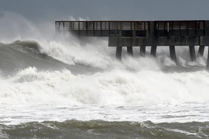 El muelle del paseo marítimo de Juno Beach, Florida (Estados Unidos), es golpeado por las fuertes olas de la tormenta Fiona. Imagen de archivo. EFE/ Jim Rassol