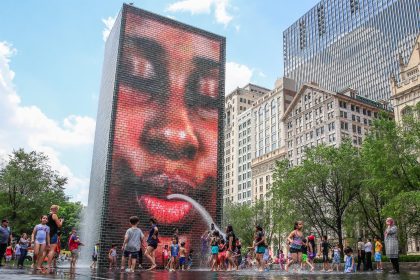 Personas se mojan de la Fuente de la Corona en Millennium Park, mientras las temperaturas se acercan a los 90 grados (32.2 grados centígrados), en Chicago, Illinois (EE. UU.). Imagen de archivo. EFE/ Tannen Maury