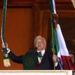 Fotografía de archivo fechada el 15 de septiembre de 2021, del presidente de México Andrés Manuel López Obrador, durante la ceremonia del Grito de Independencia en el Palacio Nacional de Ciudad de México (México). EFE/Sashenka Gutiérrez