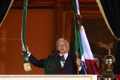 Fotografía de archivo fechada el 15 de septiembre de 2021, del presidente de México Andrés Manuel López Obrador, durante la ceremonia del Grito de Independencia en el Palacio Nacional de Ciudad de México (México). EFE/Sashenka Gutiérrez