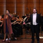 La soprano Elisa Cordova y el tenor Israel Lozano participan durante un ensayo de la "Ópera Magallanes-Elcano. EFE/Octavio Guzmán