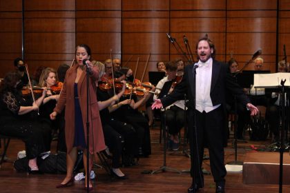 La soprano Elisa Cordova y el tenor Israel Lozano participan durante un ensayo de la "Ópera Magallanes-Elcano. EFE/Octavio Guzmán