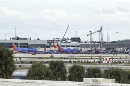 Cientos de personas se encuentran en la pista de aterrizaje del aeropuerto de Fort Lauderdale, Florida, después de un operativo para arrestar a una mujer. Imagen de archivo. EFE/GIORGIO VIERA.