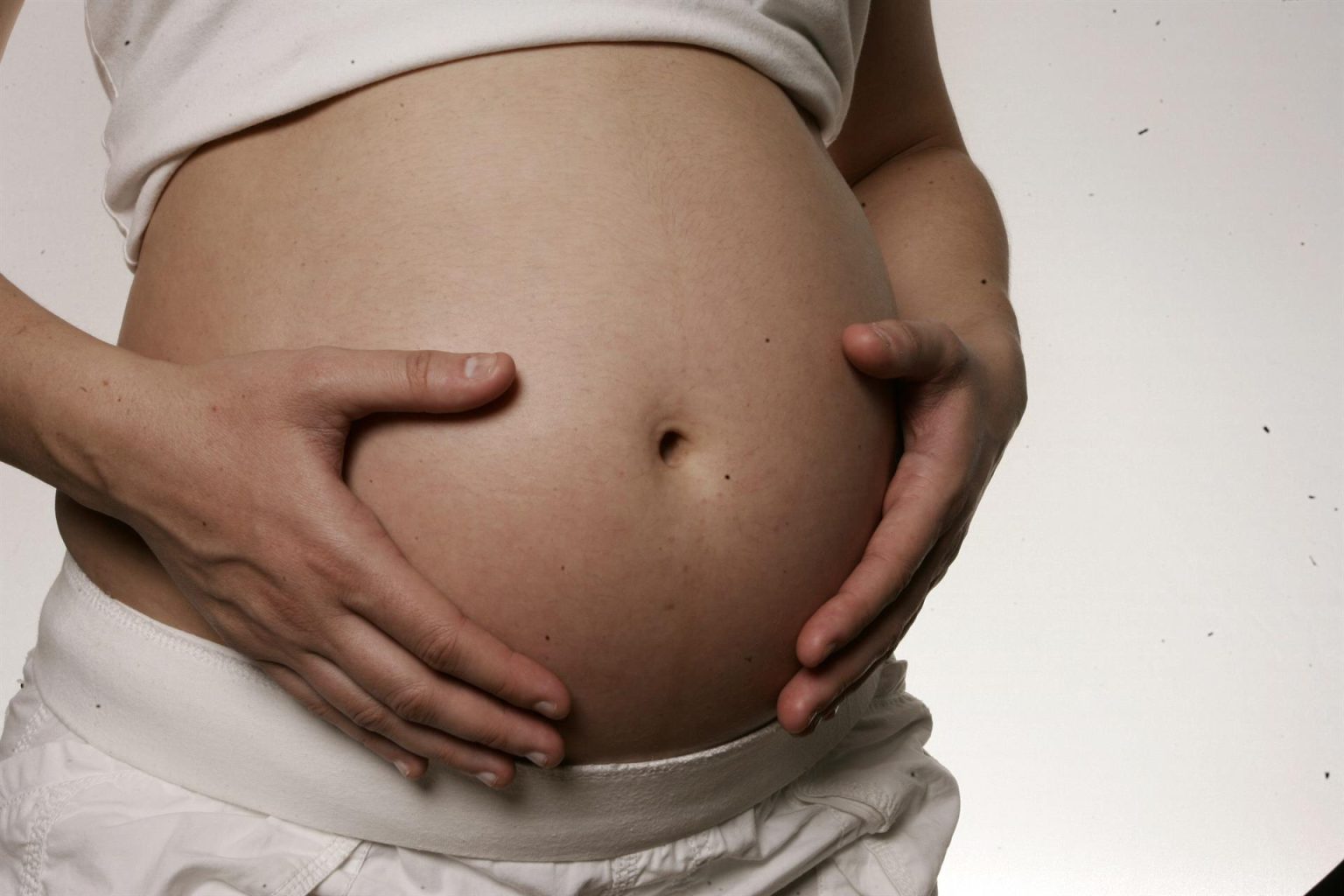 Fotografía de archivo que muestra a una mujer embarazada. EFE/Zayra Mo