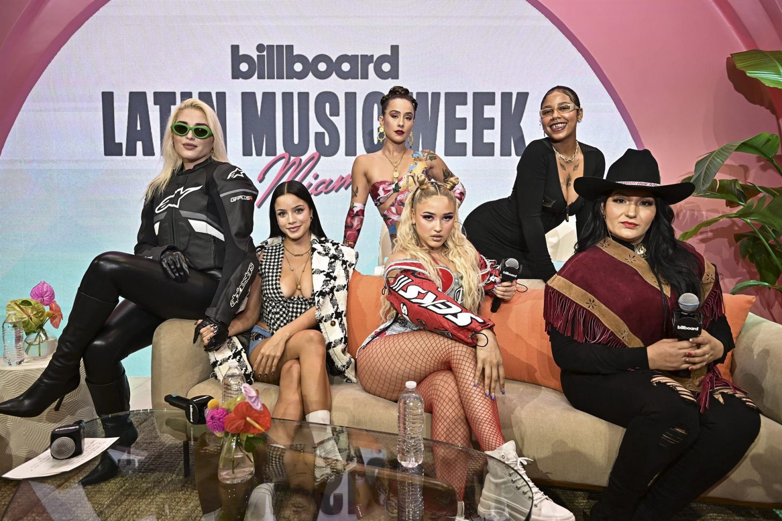 Fotografía cedida por Billboard donde aparecen las cantantes (de izq. adcha.), Elena Rose, Emilia Mernes, Martina "Tini" Stoessel, Mariah Angeliq, Tokischa y Lili Zetina durante su participación en un encuentro de la Semana de la Música Latina celebrado hoy martes en el Forum Faena en Miami Beach, Florida. EFE/Christopher Polk/Billboard /SOLO USO EDITORIAL /NO VENTAS /SOLO DISPONIBLE PARA ILUSTRAR LA NOTICIA QUE ACOMPAÑA /CRÉDITO OBLIGATORIO