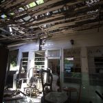 Fotografía fechada el 13 de septiembre de 2022 donde se muestra el interior de una casa destrozada en el 2017 por el paso del huracán María en el barrio de Santurce en San Juan, Puerto Rico. EFE/Thais Llorca