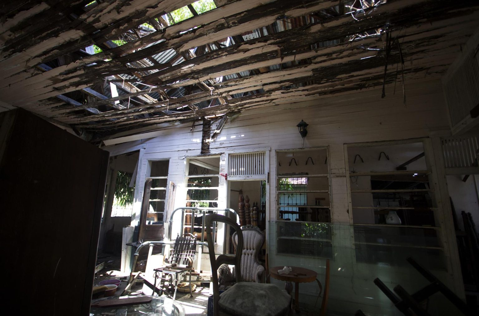 Fotografía fechada el 13 de septiembre de 2022 donde se muestra el interior de una casa destrozada en el 2017 por el paso del huracán María en el barrio de Santurce en San Juan, Puerto Rico. EFE/Thais Llorca