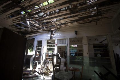 Fotografía fechada el 13 de septiembre de 2022 donde se muestra el interior de una casa destrozada en el 2017 por el paso del huracán María en el barrio de Santurce en San Juan, Puerto Rico. EFE/Thais Llorca