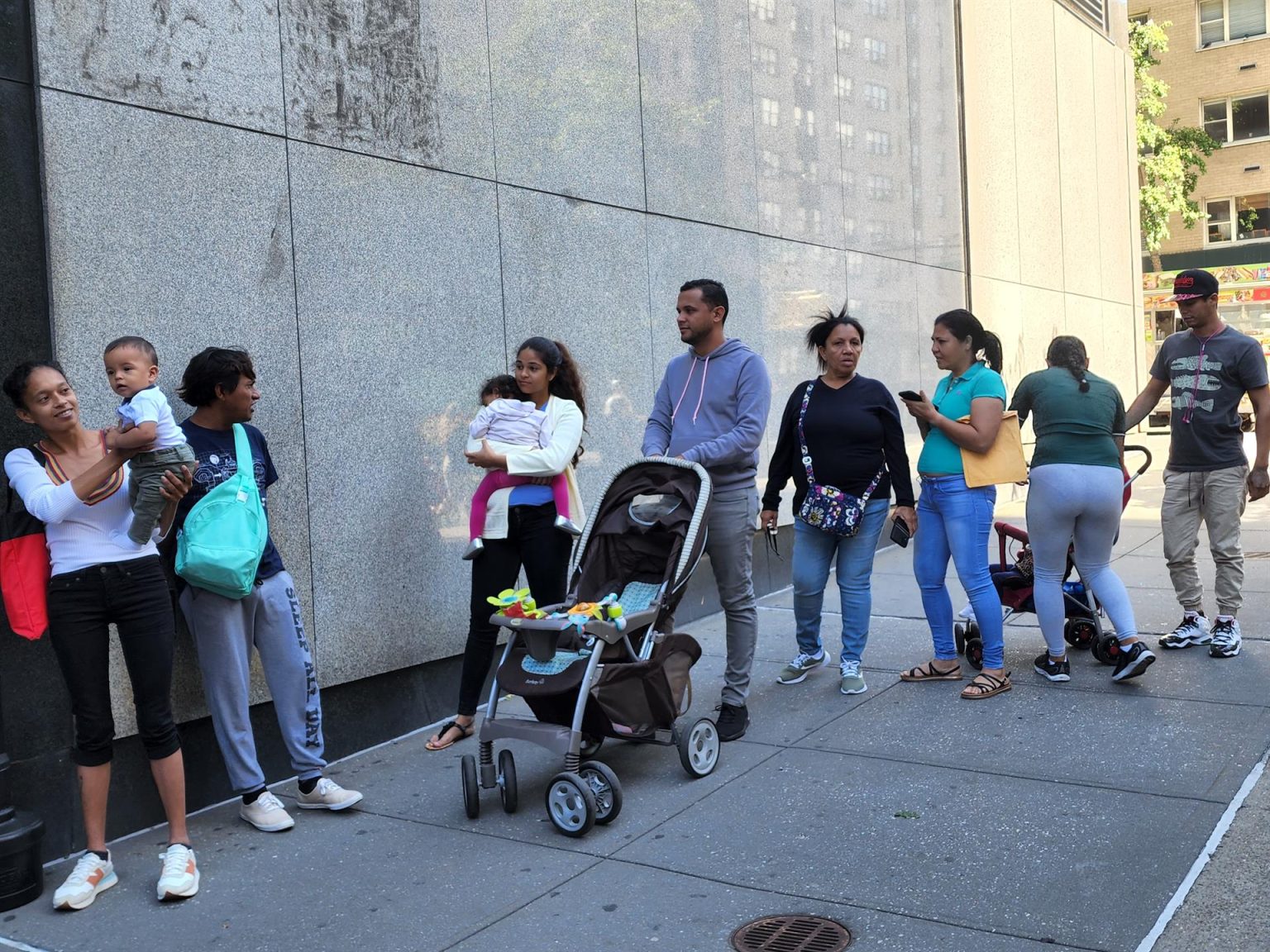 Migrantes venezolanos esperan recibir ayudas por parte de la ONG católica en Nueva York (EE. UU). Imagen de archivo. EFE/ Javier Otazu