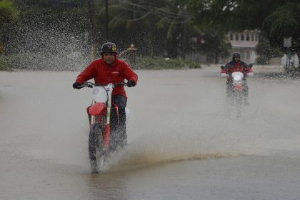 Motociclistas cruzan una calle inundada debido a lluvias por el paso del huracán Fiona hoy, en Toa Baja (Puerto Rico). EFE/Thais LLorca