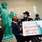 Fotografía cedida por el Ayuntamiento de Nueva York que muestra al alcalde Eric Adams (c) durante una visita al Centro de Navegación de Recursos para Solicitantes de Asilo en Manhattan, Nueva York (EE.UU), este 15 de septiembre de 2022. EFE/Ayuntamiento de Nueva York / Michael Appleton