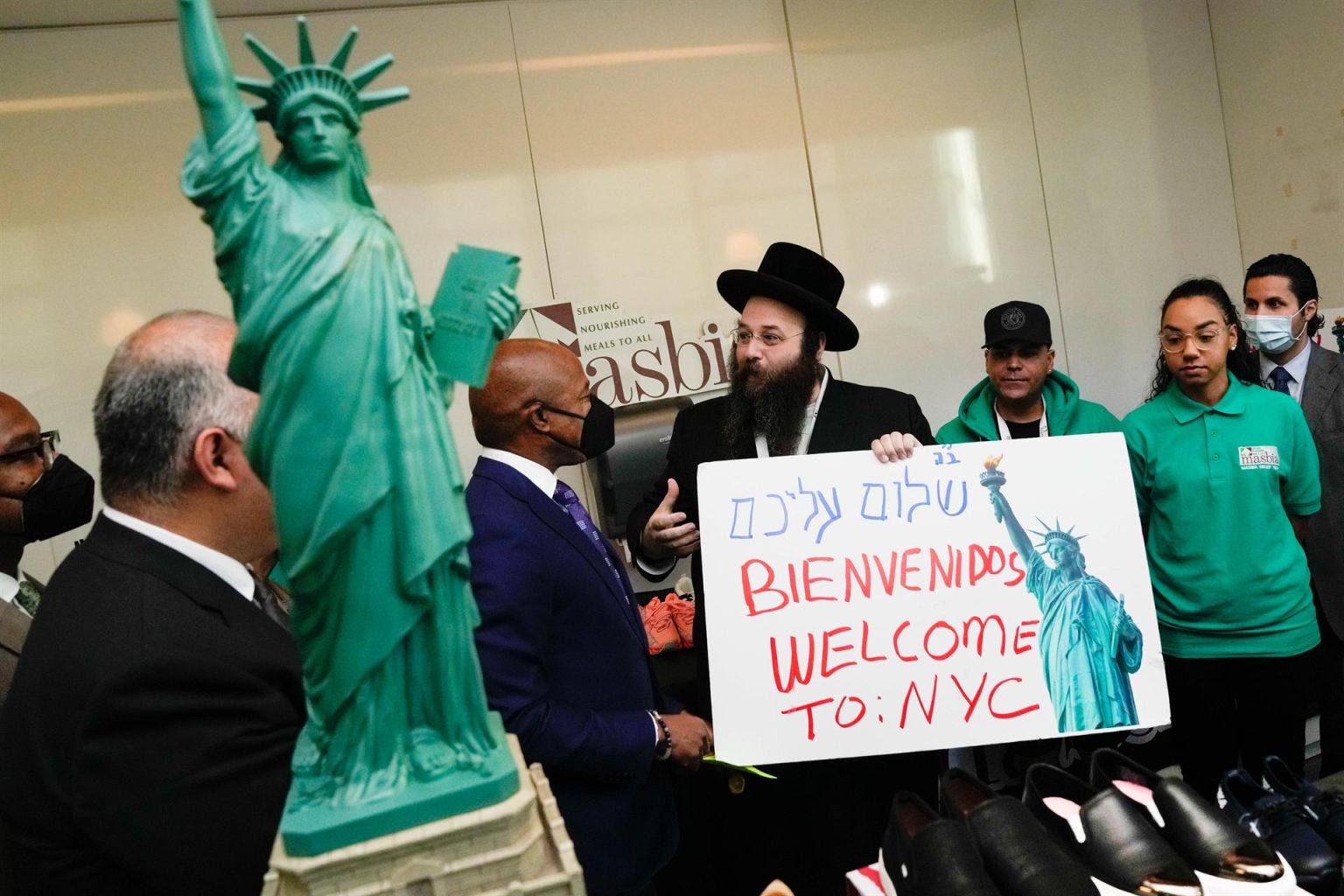 Fotografía cedida por el Ayuntamiento de Nueva York que muestra al alcalde Eric Adams (c) durante una visita al Centro de Navegación de Recursos para Solicitantes de Asilo en Manhattan, Nueva York (EE.UU), este 15 de septiembre de 2022. EFE/Ayuntamiento de Nueva York / Michael Appleton